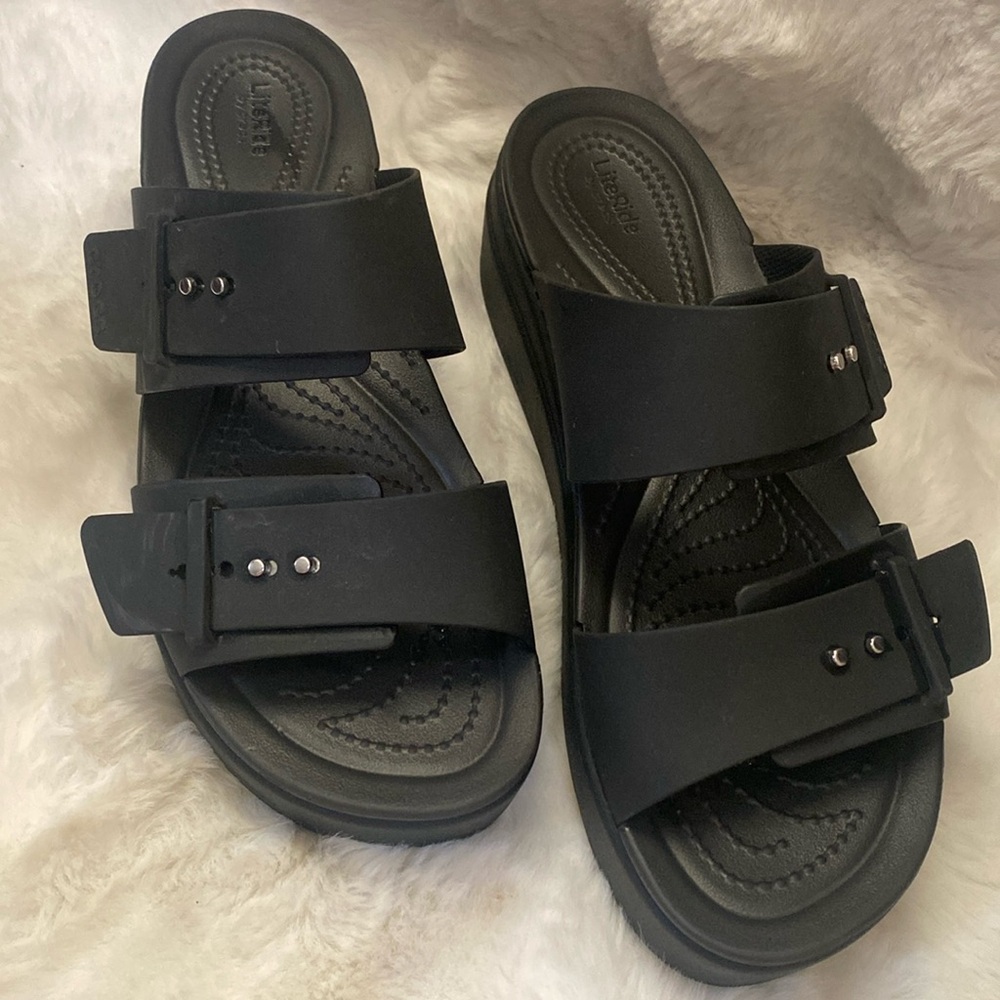 NWOT Black Brooklyn Buckle Platform Crocs Size 10